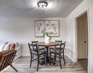 587 Wedgewood Drive - Photo Thumbnail 2