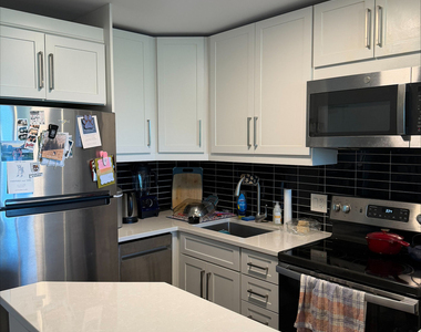 88 W Schiller Street - Photo Thumbnail 4
