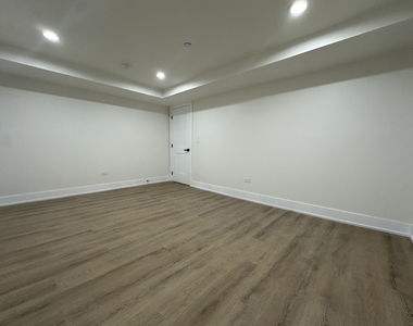 4338 N Clarendon Avenue - Photo Thumbnail 17