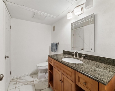1601 S Shepherd Drive - Photo Thumbnail 12