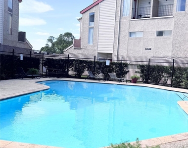 10855 Meadowglen Lane - Photo Thumbnail 12