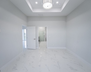 2911 48th Street Sw - Photo Thumbnail 8