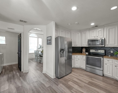 3215 Canterbury Lane - Photo Thumbnail 10