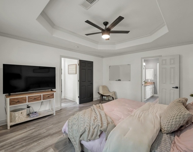 3215 Canterbury Lane - Photo Thumbnail 4
