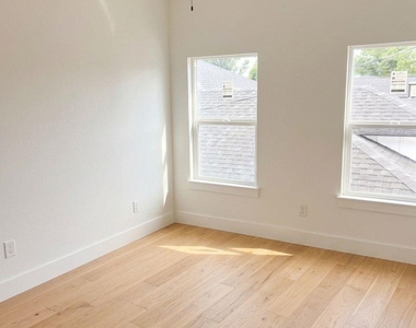 1915 Creston Drive - Photo Thumbnail 7