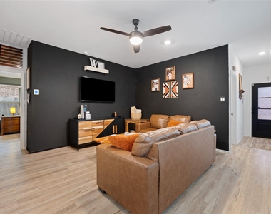 10417 Pineland Drive - Photo Thumbnail 6