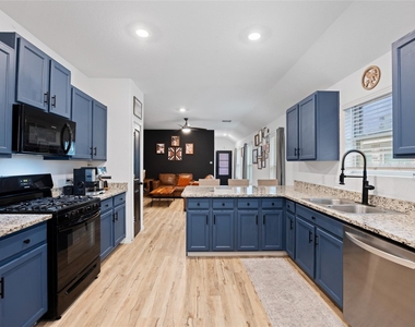 10417 Pineland Drive - Photo Thumbnail 15