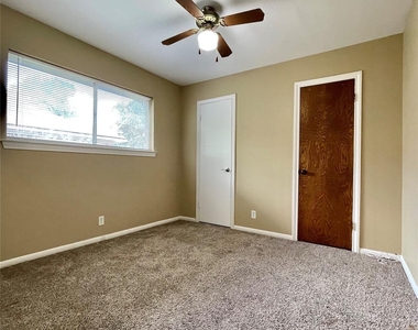 241 Crestwood Street - Photo Thumbnail 4