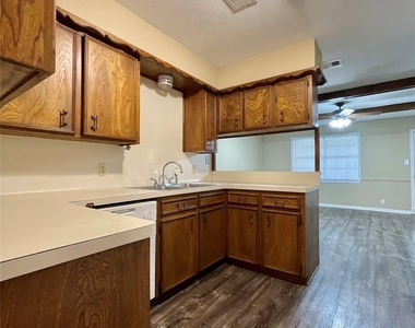 241 Crestwood Street - Photo Thumbnail 8