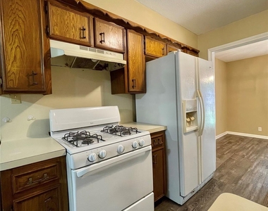 241 Crestwood Street - Photo Thumbnail 7