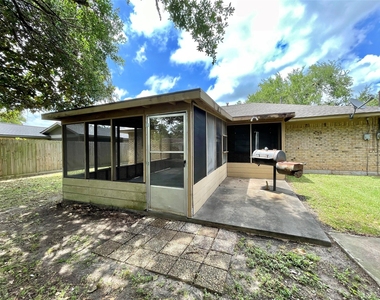 241 Crestwood Street - Photo Thumbnail 15
