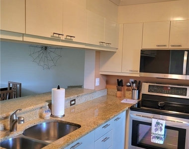 1001 Eastham Way - Photo Thumbnail 8