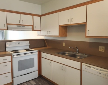 100 Lamar Street - Photo Thumbnail 3