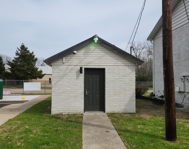 100 Lamar Street - Photo Thumbnail 2