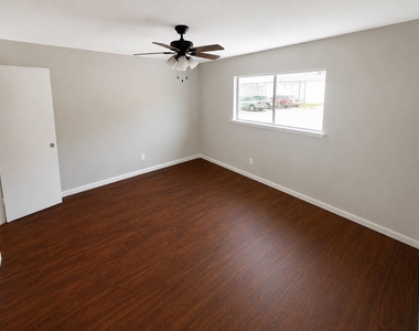 2414 Mimosa Drive - Photo Thumbnail 4