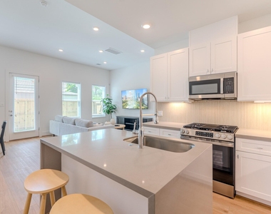 7613 Victory Reserve Street - Photo Thumbnail 5