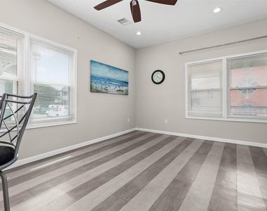 1028 Avenue K - Photo Thumbnail 6
