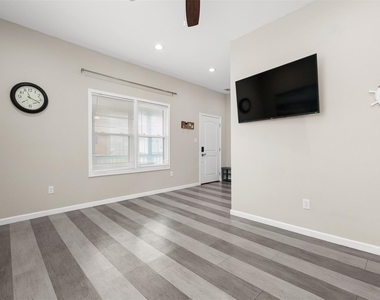 1028 Avenue K - Photo Thumbnail 5