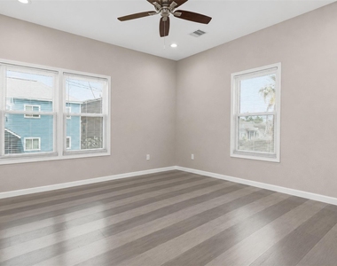 1028 Avenue K - Photo Thumbnail 12