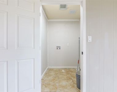 704 W Willis Street - Photo Thumbnail 7
