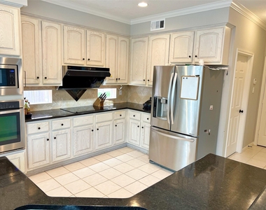 4007 N Beechwood Court - Photo Thumbnail 5