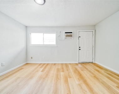 1424 Marshall Street - Photo Thumbnail 8