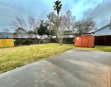 704 Manor Drive - Photo Thumbnail 23
