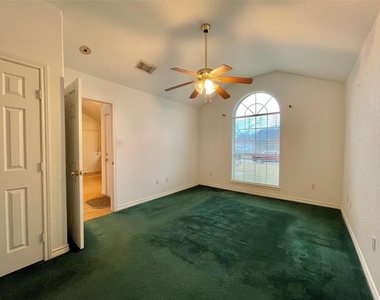 704 Manor Drive - Photo Thumbnail 11