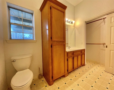 704 Manor Drive - Photo Thumbnail 14