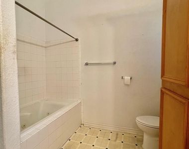 704 Manor Drive - Photo Thumbnail 13