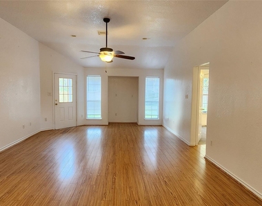 704 Manor Drive - Photo Thumbnail 5