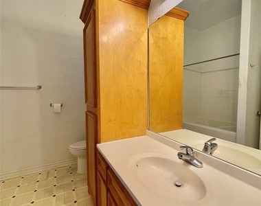 704 Manor Drive - Photo Thumbnail 12