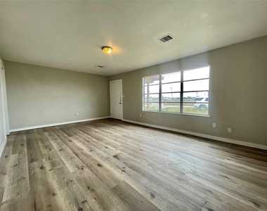 327 W 7th Street - Photo Thumbnail 2