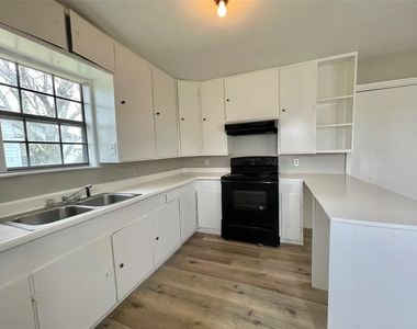 327 W 7th Street - Photo Thumbnail 4