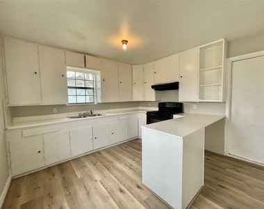 327 W 7th Street - Photo Thumbnail 3