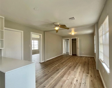 327 W 7th Street - Photo Thumbnail 5