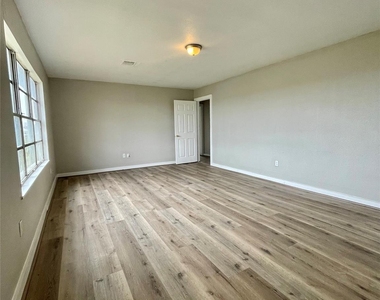 327 W 7th Street - Photo Thumbnail 1