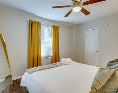 4440 Castor Street - Photo Thumbnail 5