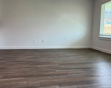 1006 Perezia Court - Photo Thumbnail 7