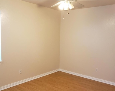 1129 E Rutgers Lane - Photo Thumbnail 5