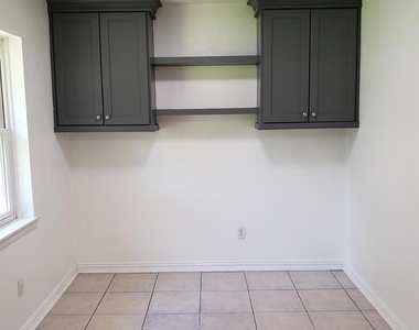 1129 E Rutgers Lane - Photo Thumbnail 6