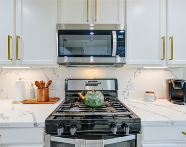 3306 Sumac Drive - Photo Thumbnail 9