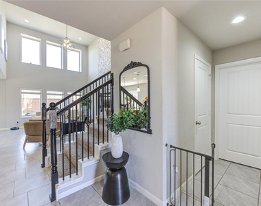 3306 Sumac Drive - Photo Thumbnail 4