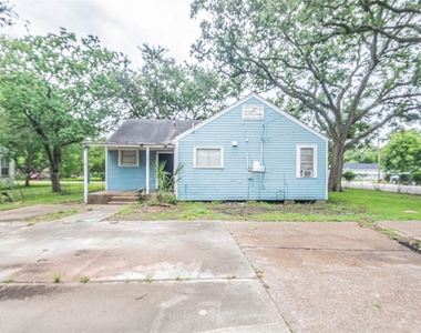 203 Beatrice Street - Photo Thumbnail 2
