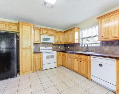 9550 Thousand Oaks Loop - Photo Thumbnail 13