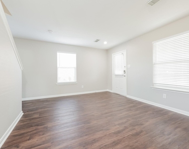 3330 Legends Mill Drive - Photo Thumbnail 5