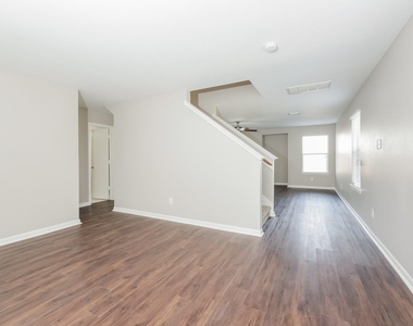 3330 Legends Mill Drive - Photo Thumbnail 4