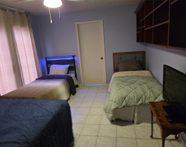 4111 Knoll Glen Drive - Photo Thumbnail 6
