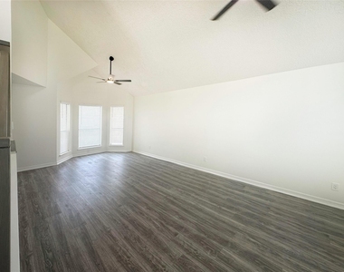 9843 Stableway Drive - Photo Thumbnail 4