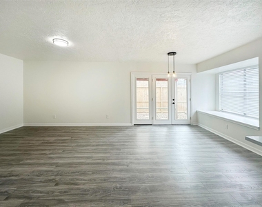 9843 Stableway Drive - Photo Thumbnail 12